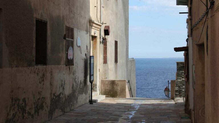 Die österreichische Vignette: Wo Sie sie kaufen, was sie kostet und wie Sie sie richtig anbringen